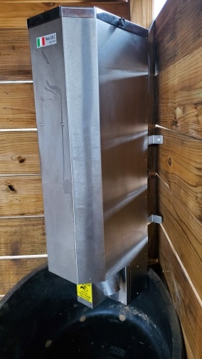 distributore di cibo per cavalli